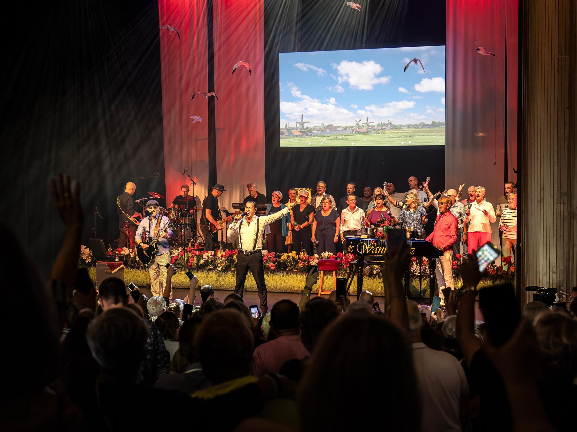 Meezingfeest Spijkenisse zingt, Foto van Wannabiez tijdens optreden met koor op achtergrond