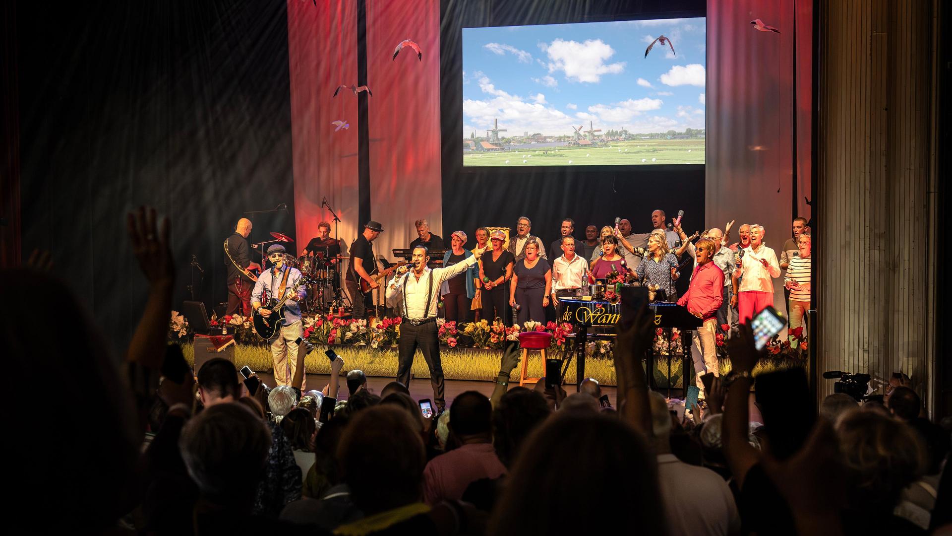 Meezingfeest Spijkenisse zingt, Foto van Wannabiez tijdens optreden met koor op achtergrond