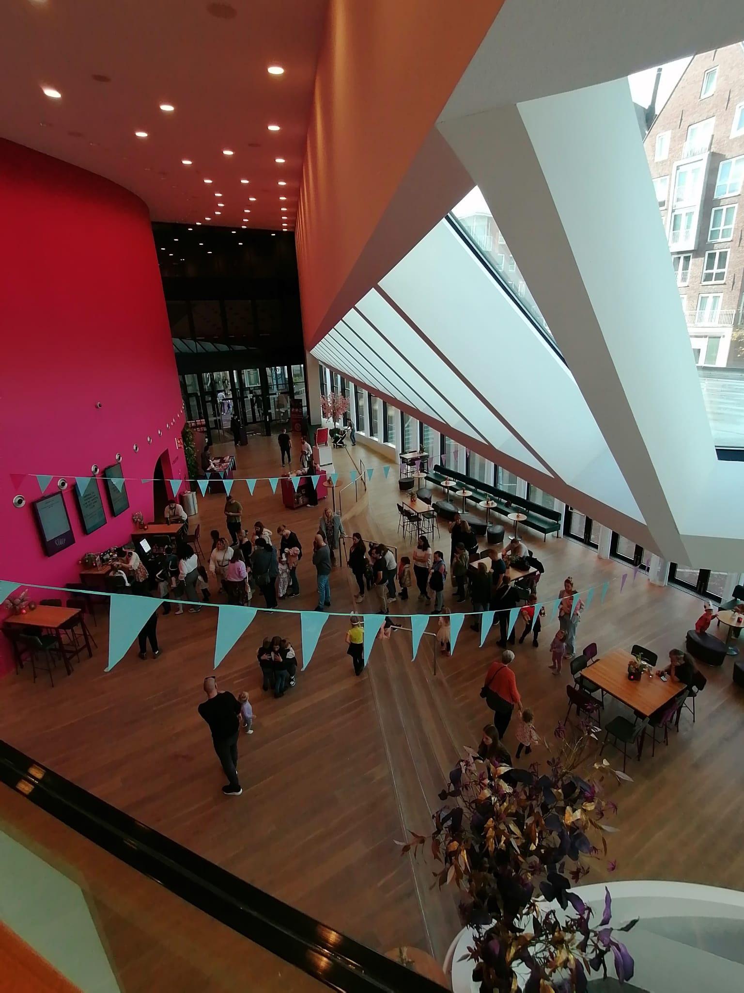 OVerzichtsfoto van de versierde foyer van Theater de Stoep