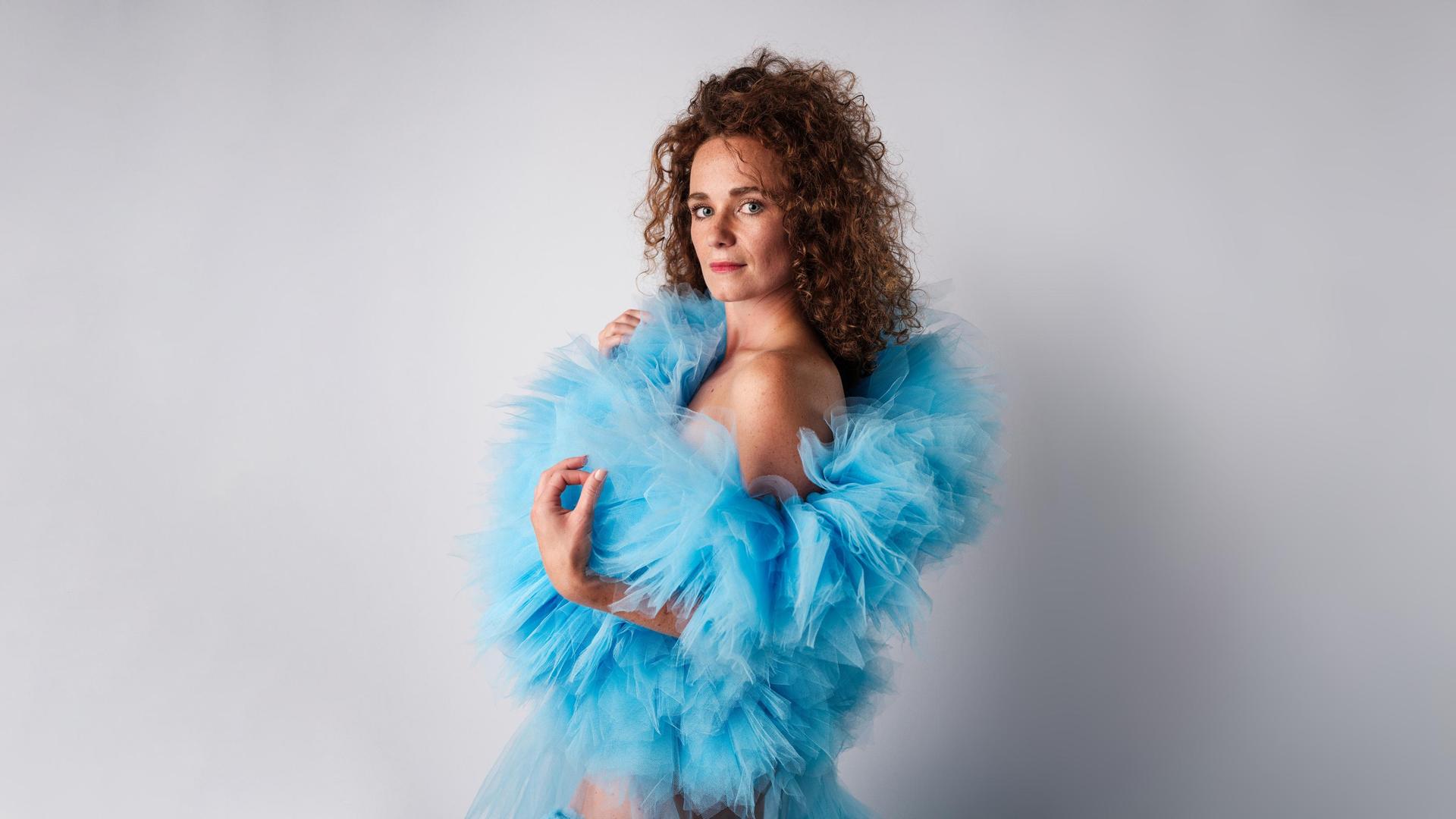 Milène van der Smissen, Foto: Milene van der Smissen in lichtblauwe outfit met roesjes