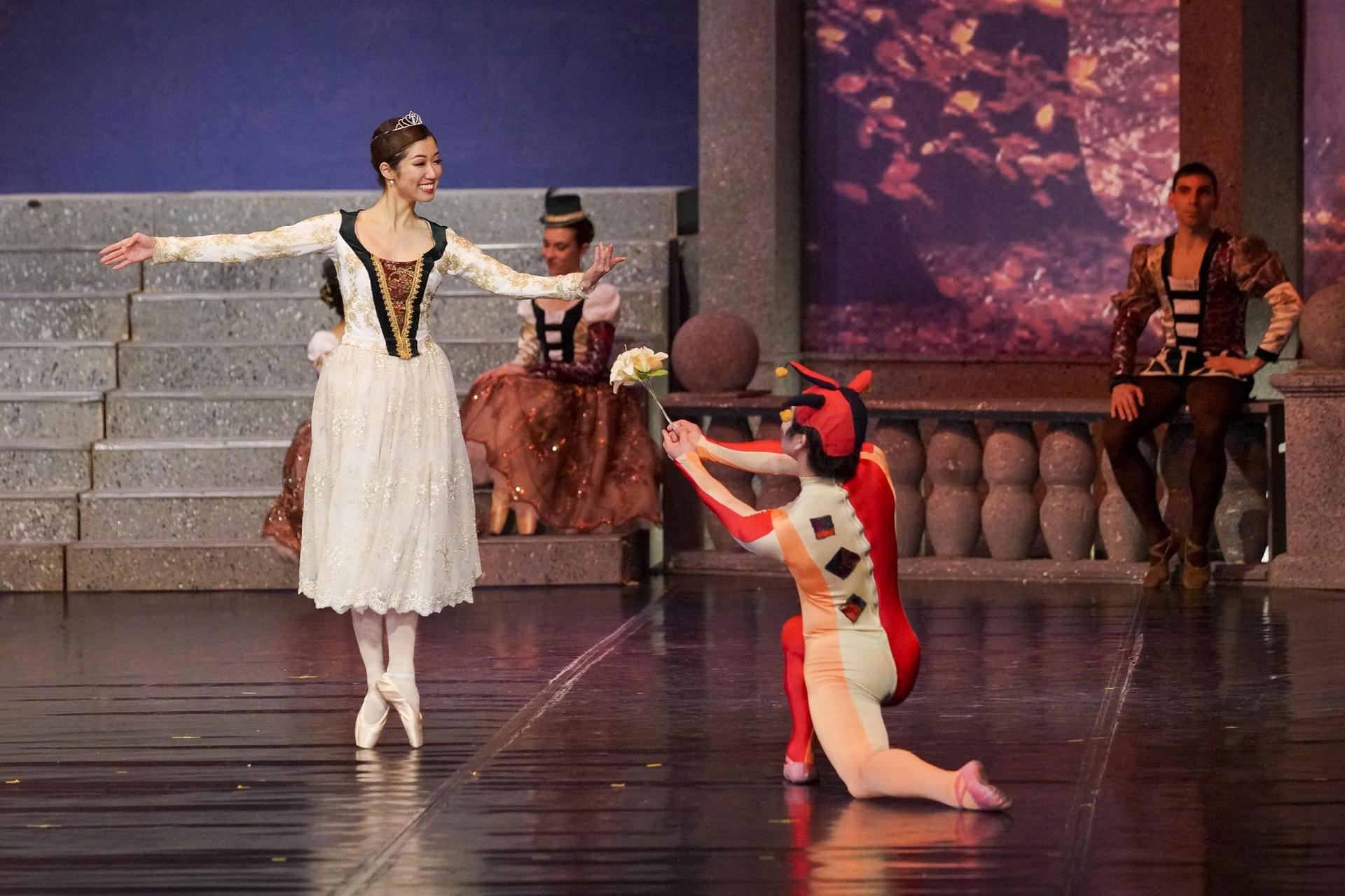 scènefoto Het Zwanenmeer. ballerina en joker op het podium.