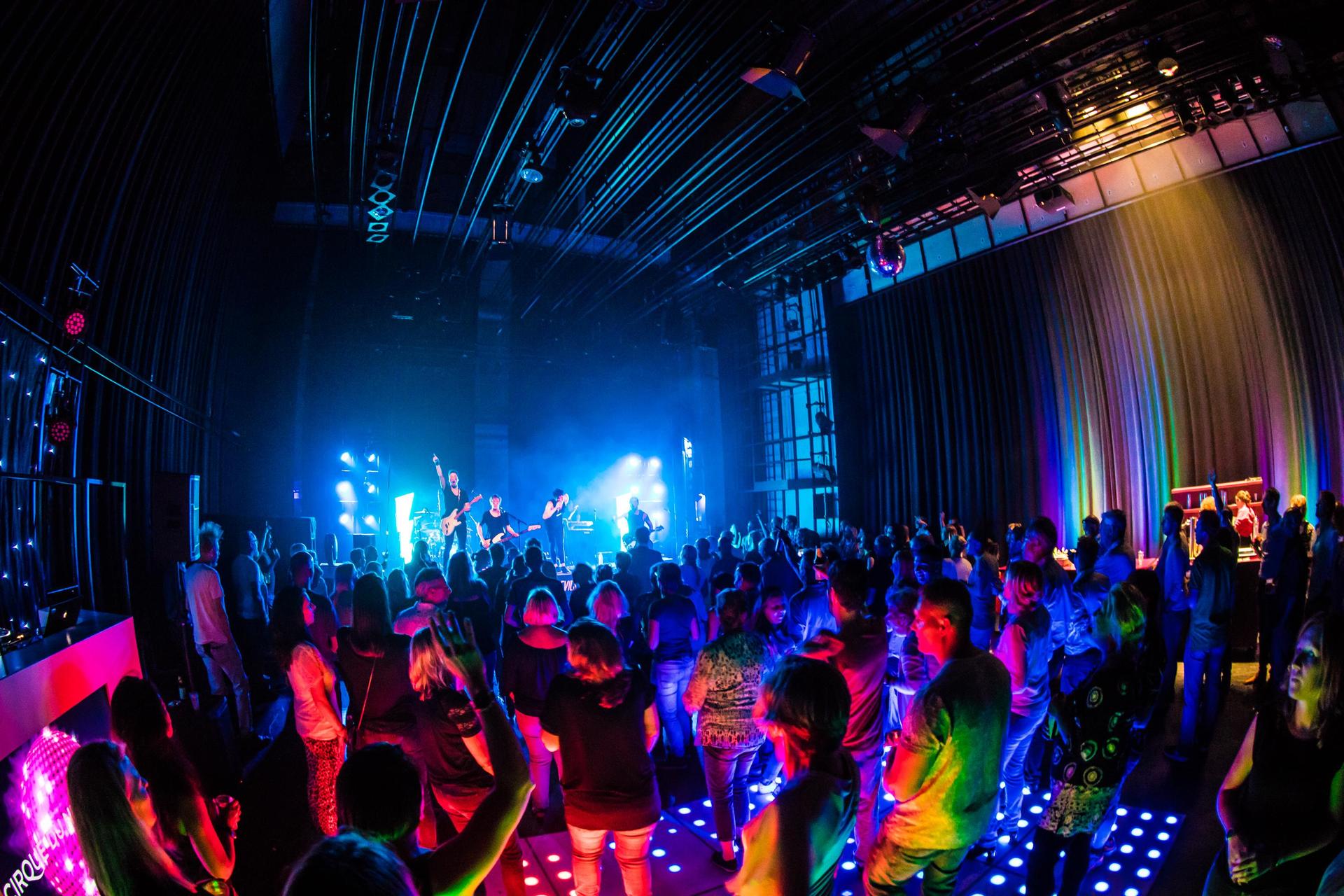 dansende mensen op het podium van de Grote Zaal met band
