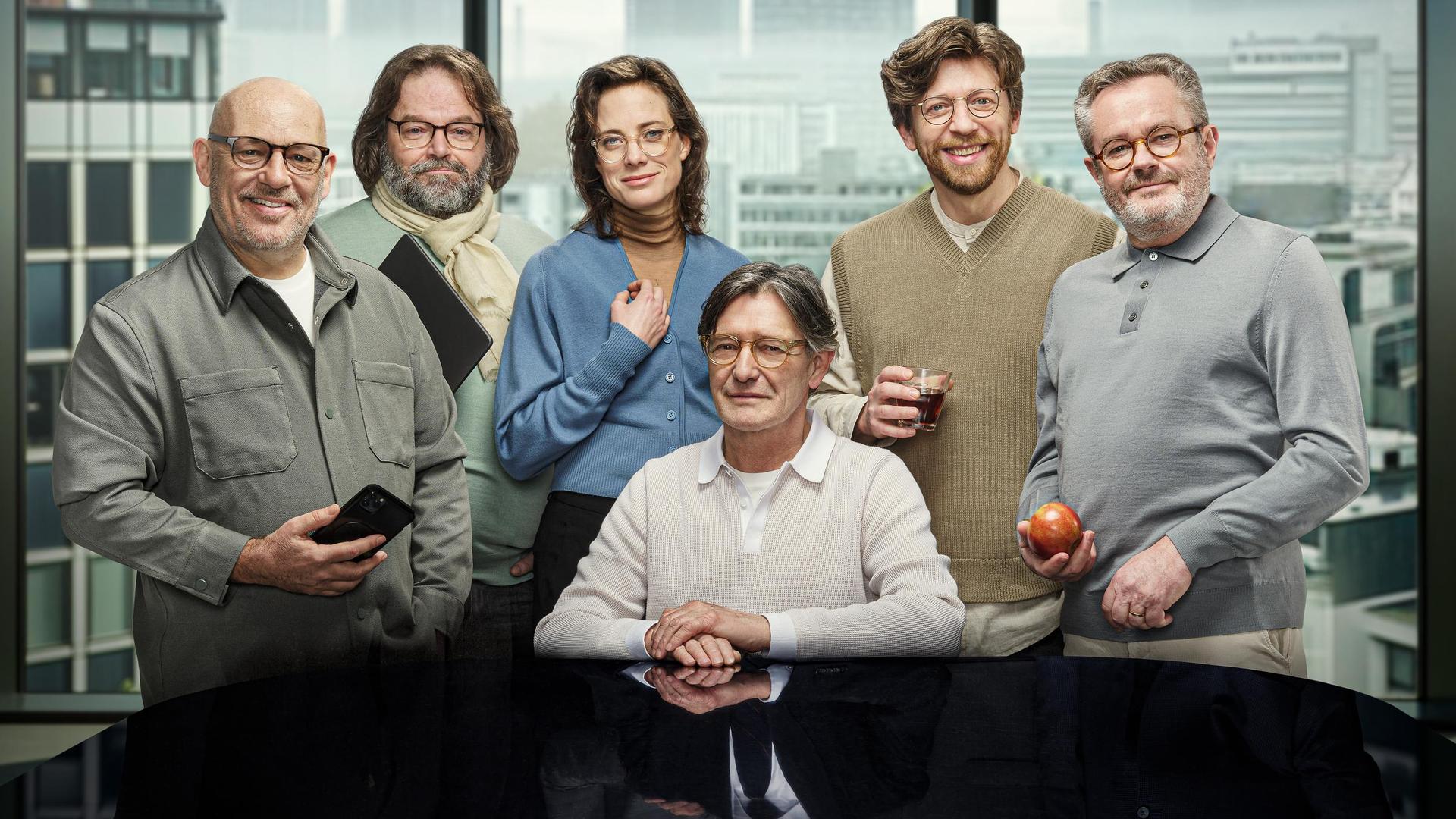 De Verleiders, Foto van alle Verleiders (5 mannen 1 vrouw)  spiegelend in glazen zwarte tafel