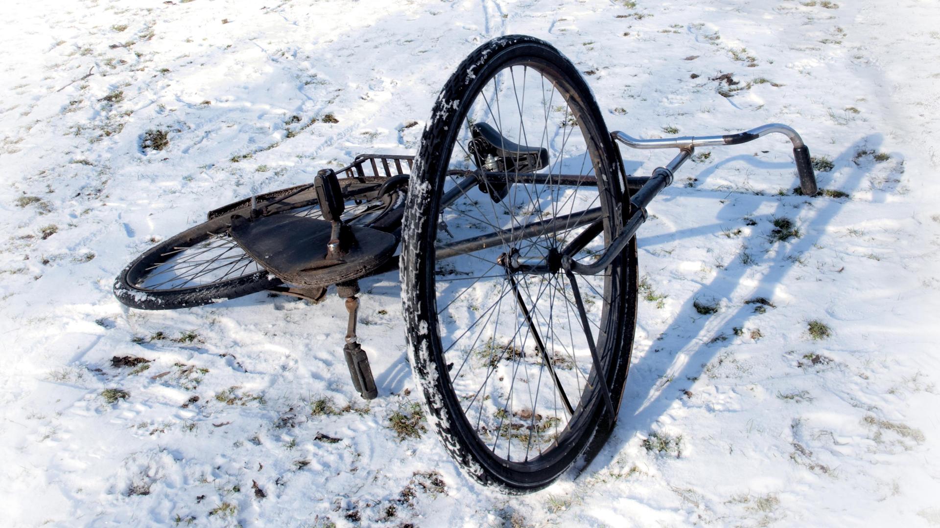 De Aanslag, Promotioefoto van De Aanslag. Gevallen fiets in de sneeuw, zoals de omslag van het gelijknamige boek